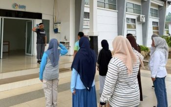 Semangat Kebersamaan, Kadis PMD Turun Langsung Bersihkan Lingkungan Kantor Setiap Jumat