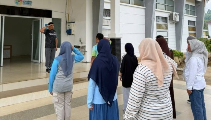 Semangat Kebersamaan, Kadis PMD Turun Langsung Bersihkan Lingkungan Kantor Setiap Jumat
