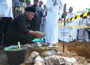 Bupati Irwan Bachri Syam Letakkan Batu Pertama Pembangunan Masjid Al-Mustafa di Desa Baruga