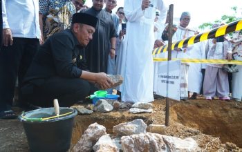 Bupati Irwan Bachri Syam Letakkan Batu Pertama Pembangunan Masjid Al-Mustafa di Desa Baruga