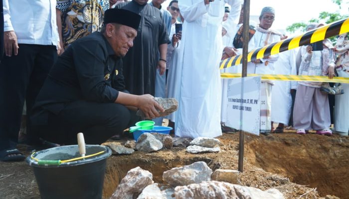 Bupati Irwan Bachri Syam Letakkan Batu Pertama Pembangunan Masjid Al-Mustafa di Desa Baruga