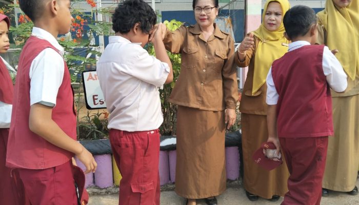 UPT SDN 259 Balambano Tanamkan Adab Sejak Dini, Siswa Dibiasakan Bersalaman dengan Guru