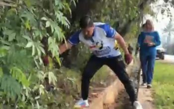 Kadis PMD Awaluddin Anwar dan Jajaran Turun Langsung Bersihkan sampah dan Saluran Drainase