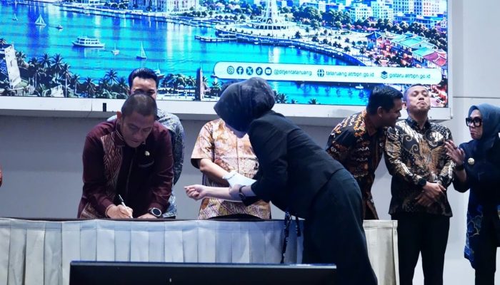 Bupati Luwu Timur Tandatangani Pakta Integritas Percepatan Penyusunan RDTR di Makassar