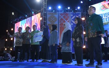 Bupati Luwu Timur Serahkan Santunan BPJS Rp 388 Juta dan Apresiasi Koperasi Berprestasi