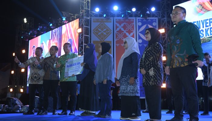 Bupati Luwu Timur Serahkan Santunan BPJS Rp 388 Juta dan Apresiasi Koperasi Berprestasi