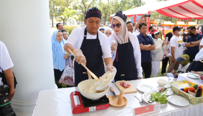 Bupati Luwu Timur Unjuk Kebolehan Membuat Nasi Goreng di HUT Sulsel ke-357