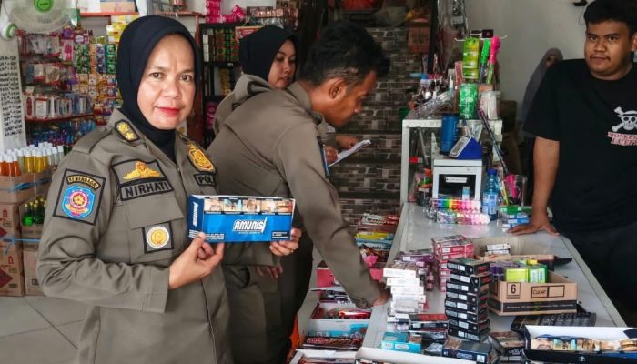 Satpol PP Kabupaten Luwu Timur melakukan pendataan dan pengumpulan informasi terkait rokok ilegal