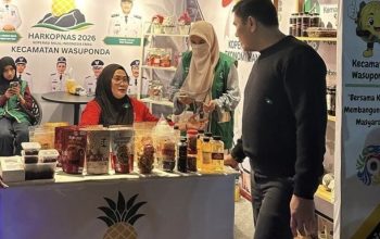 Tinjau Langsung Pameran Harkopnas ke-79, Kadis PMD Lutim Awaluddin Anwar Sisir Satu per Satu Stan Produk Unggulan