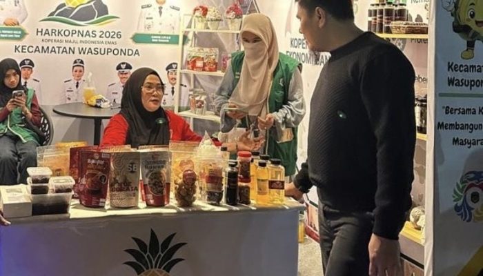 Tinjau Langsung Pameran Harkopnas ke-79, Kadis PMD Lutim Awaluddin Anwar Sisir Satu per Satu Stan Produk Unggulan