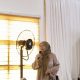 Dewi Yull Berbagi Cerita Pengasuhan dan Menghibur Peserta dengan Lagu‑lagu Populer