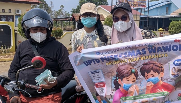 Antisipasi Dampak Asap, UPTD Puskesmas Wawondula Gelar Gerakan Bagi-bagi Masker di Jalan Raya