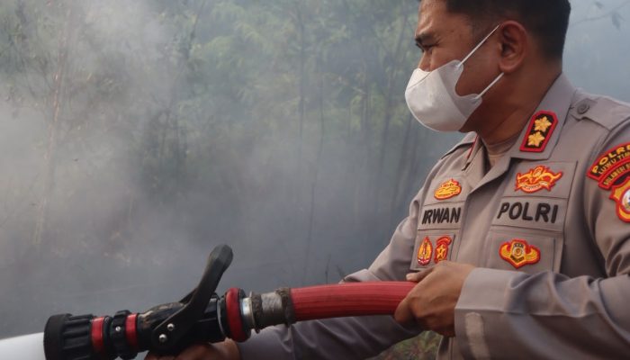 Kebakaran Lahan Dekat Polres Luwu Timur, Kapolres Irwan Turun Langsung Cegah Api Meluas ke Permukiman