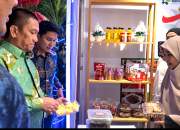 Bupati Luwu Timur Keliling Stan Harkopnas, Puji Produk Khas Tiap Kecamatan