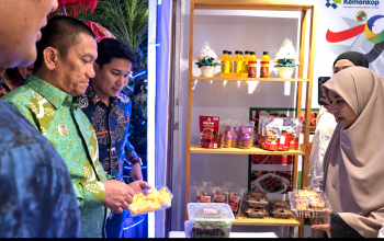 Bupati Luwu Timur Keliling Stan Harkopnas, Puji Produk Khas Tiap Kecamatan