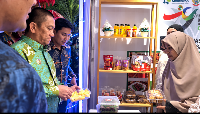 Bupati Luwu Timur Keliling Stan Harkopnas, Puji Produk Khas Tiap Kecamatan